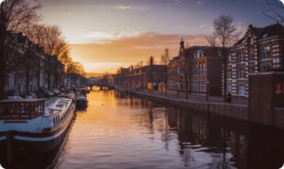 Canal de Ámsterdam al atardecer