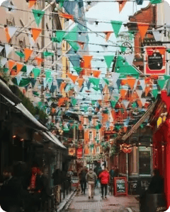 Calle del centro de Dublín decorada con banderines