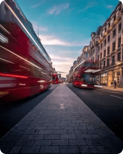 Autobuses rojos circulando por una avenida de Londres