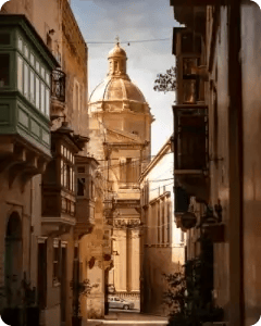 Calle de La Valeta, en Malta, con la cúpula de una iglesia al fondo