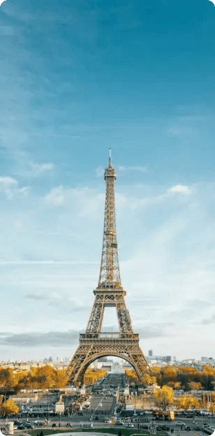 La torre Eiffel de París bajo un cielo azul