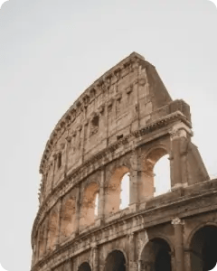 Los arcos de piedra del Coliseo de Roma