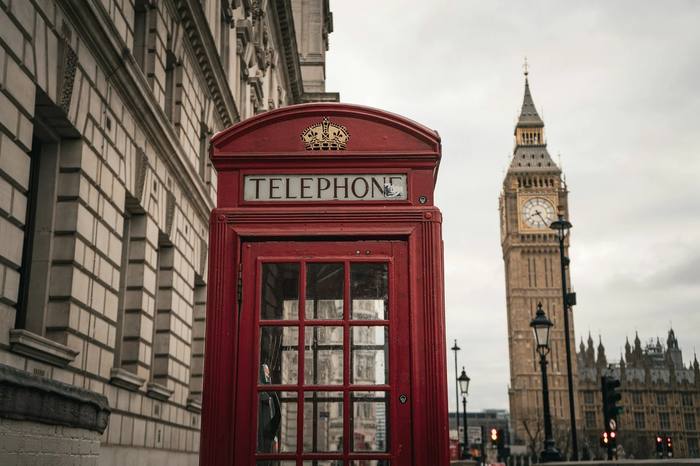 Cabina telefónica roja de Londres con el Big Ben al fondo