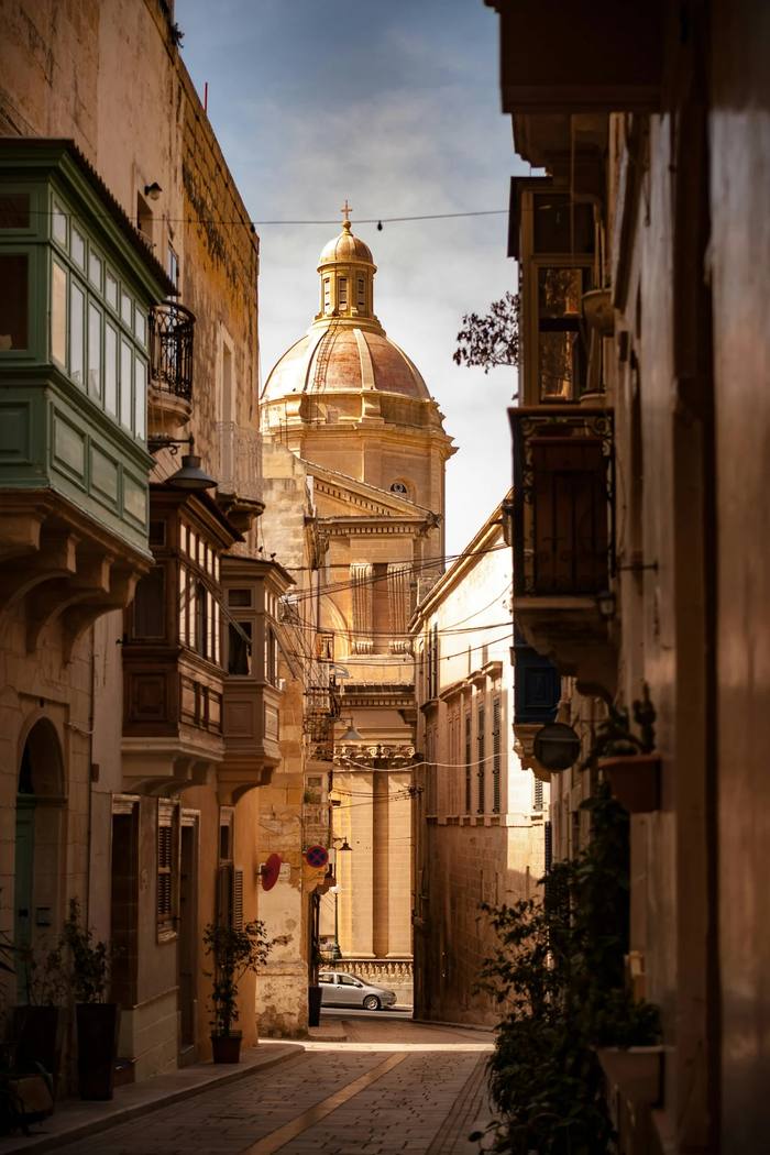 Calle de La Valeta, en Malta, con la cúpula de una iglesia al fondo