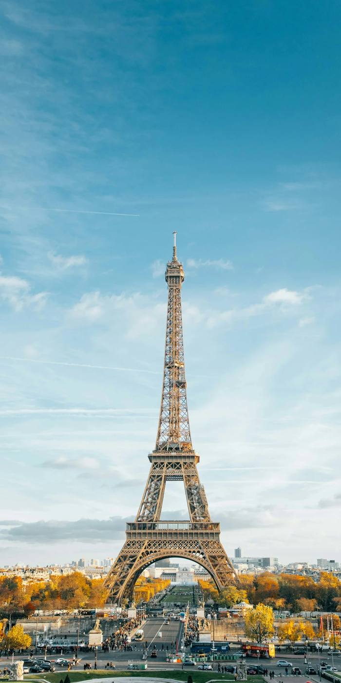 La torre Eiffel de París bajo un cielo azul