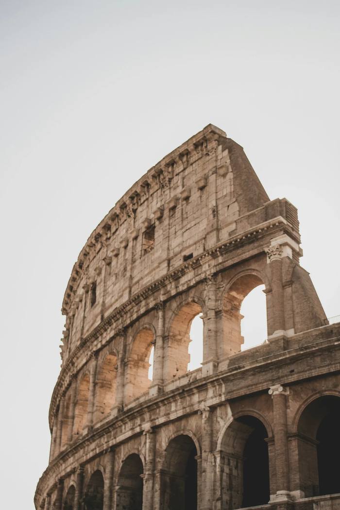 Los arcos de piedra del Coliseo de Roma