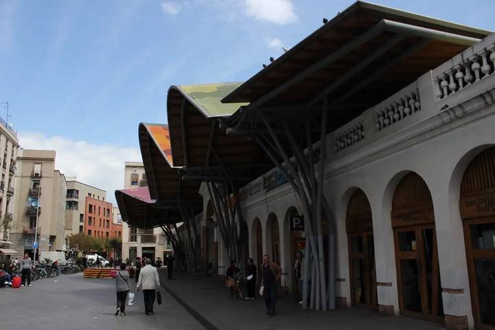La cubierta ondulada de colores del mercado de Santa Caterina sobre los soportales de su fachada