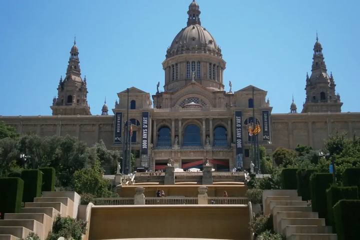 El Palau Nacional de Montjuïc, sede del MNAC, con su cúpula y dos torres sobre los jardines y la escalinata