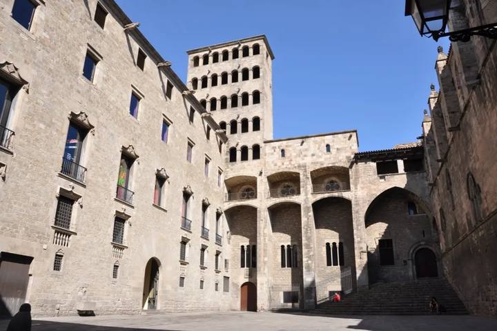 La plaza del Rei, con la torre del Mirador del Rei Martí, las arcadas del palacio y la escalinata de piedra