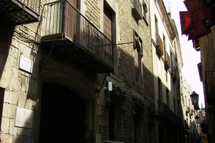 La calle Montcada, estrecha y de piedra, con los palacios medievales donde está el Museu Picasso