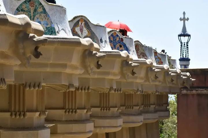 La balaustrada de la gran plaza del Park Güell, con sus gárgolas de piedra y el banco de mosaico de colores encima