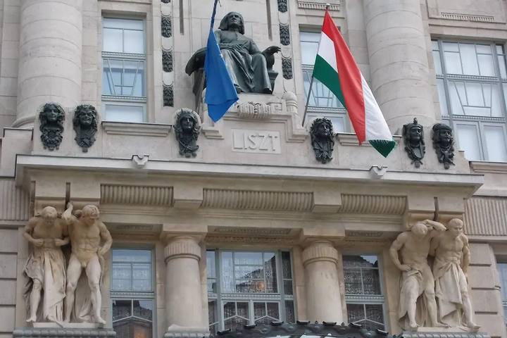 Fachada modernista de la Academia de Música Franz Liszt, con la estatua de Liszt y atlantes de piedra