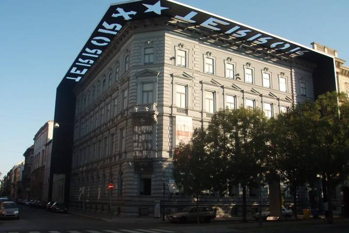 Esquina de la Casa del Terror en la avenida Andrássy, con su alero negro recortado sobre la fachada gris