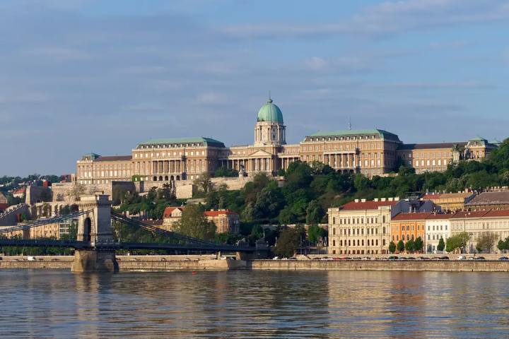 El Palacio Real en la colina del Castillo de Buda, con el puente de las Cadenas y el Danubio delante