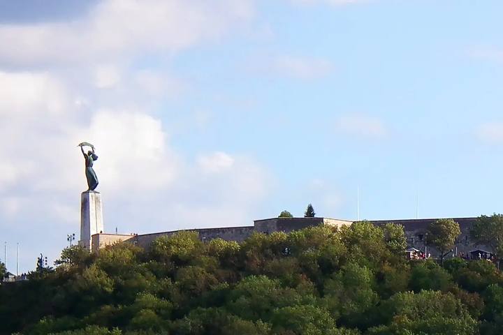 La Ciudadela y la estatua de la Libertad en lo alto del monte Gellért, sobre el bosque