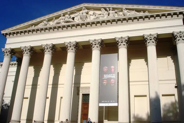Pórtico neoclásico de columnas corintias del Museo Nacional Húngaro