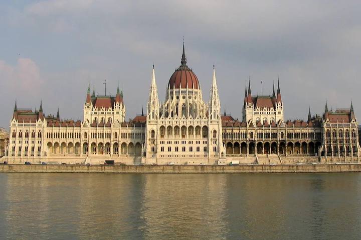 El Parlamento de Budapest, con su cúpula y sus agujas neogóticas, visto desde la otra orilla del Danubio