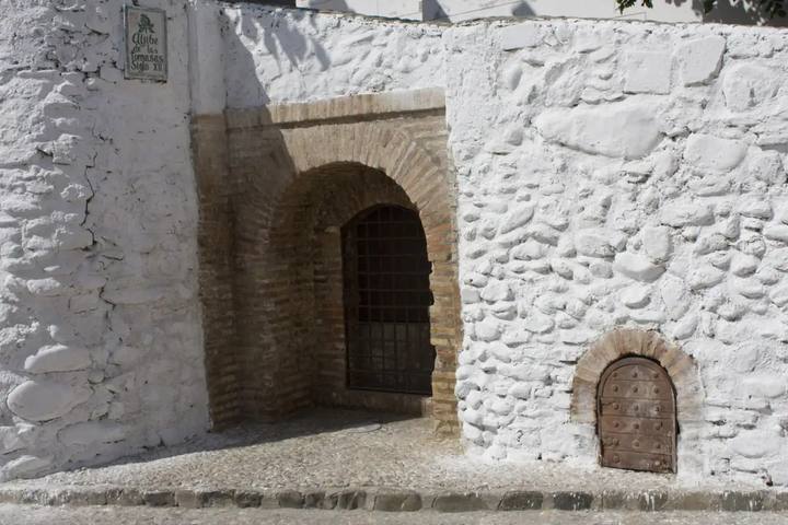 Entrada de ladrillo del aljibe nazarí de las Tomasas, en el Albaicín
