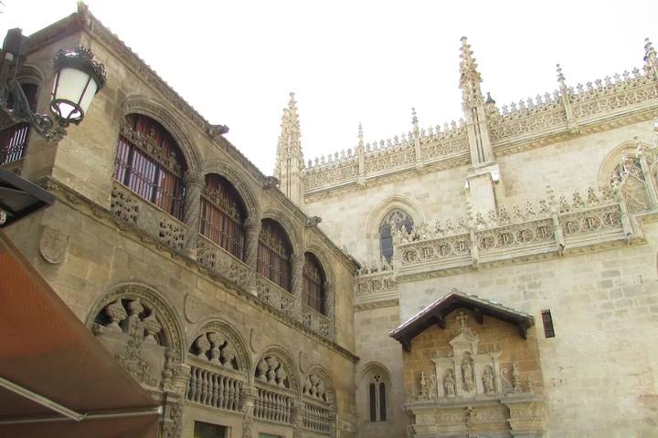 Portada gótica de la Capilla Real de Granada, con su crestería, junto al edificio de la Lonja