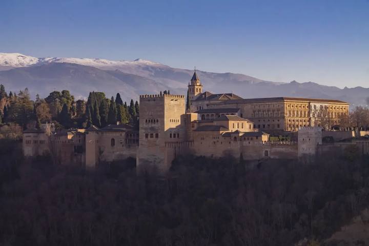 La Alhambra vista desde el mirador de San Nicolás, con Sierra Nevada nevada al fondo