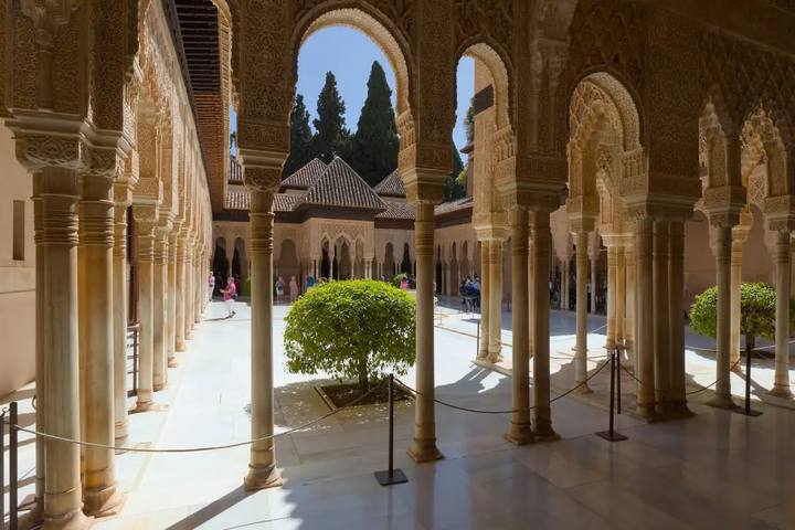 Galería de columnas y arcos de yesería del Patio de los Leones, en los Palacios Nazaríes de la Alhambra
