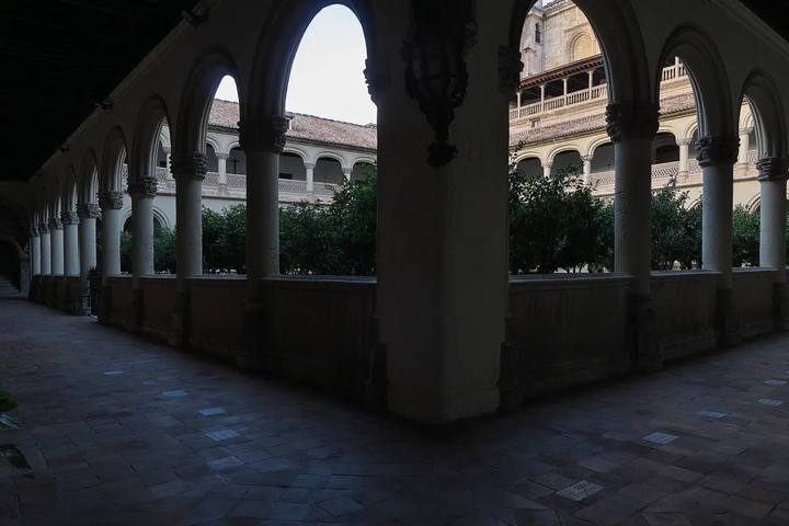 Claustro del Monasterio de San Jerónimo de Granada, con sus arcos y naranjos