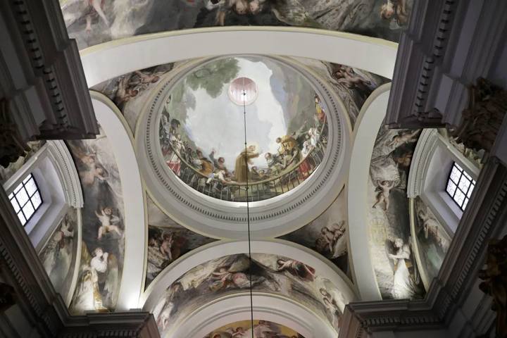 Cúpula de la ermita de San Antonio de la Florida con los frescos de Goya: el santo entre una multitud asomada a una barandilla
