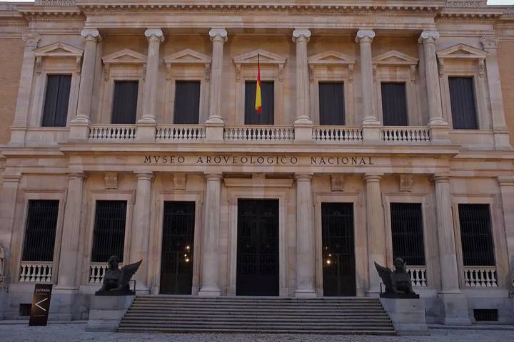 Fachada neoclásica del Museo Arqueológico Nacional con su escalinata y dos esfinges de bronce
