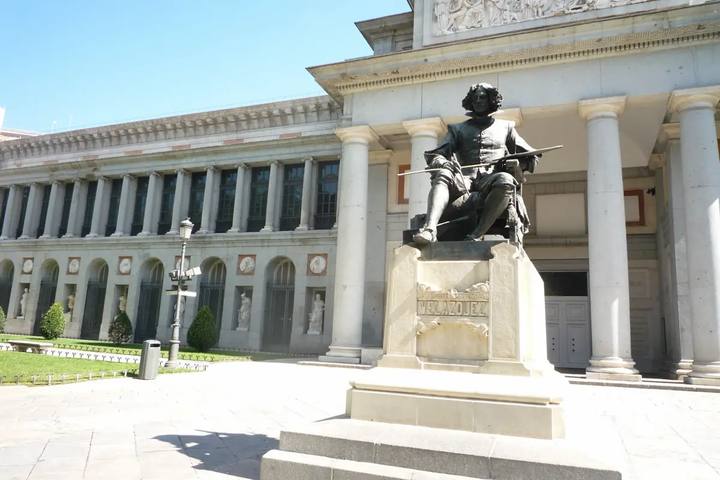 Estatua de Velázquez ante la fachada de columnas del Museo del Prado