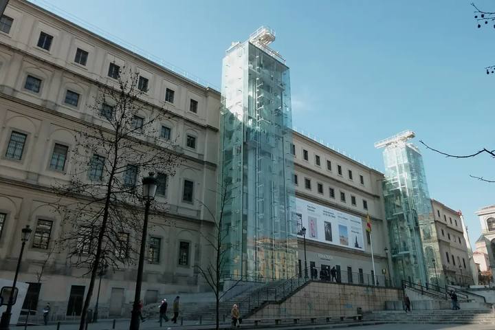 Edificio Sabatini del Museo Reina Sofía, con sus dos torres de ascensores de cristal