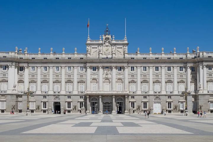 Fachada principal del Palacio Real de Madrid vista desde la Plaza de la Armería