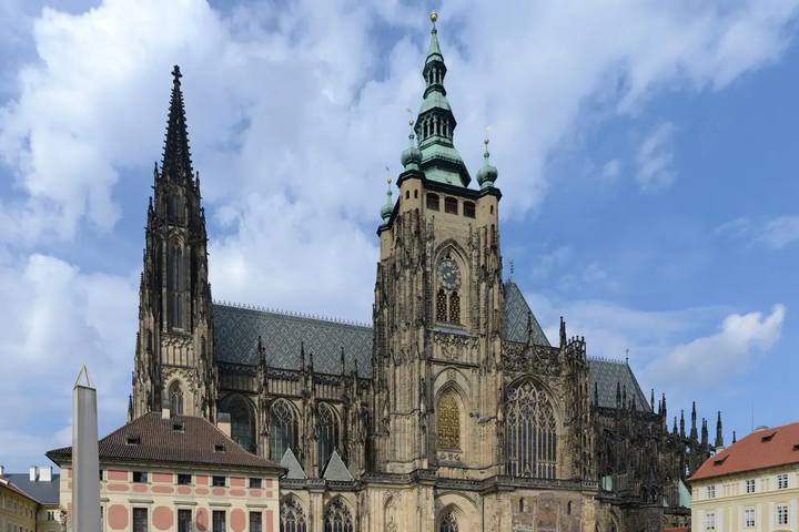 La fachada sur gótica de la catedral de San Vito, con su gran torre, en el recinto del Castillo de Praga