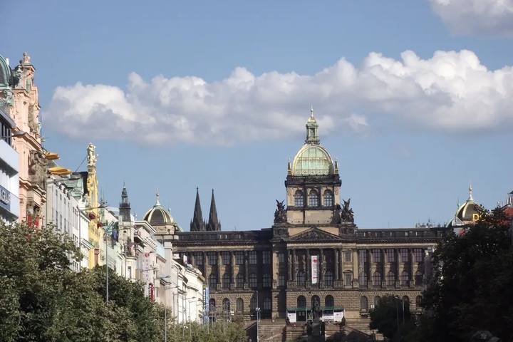 El edificio histórico del Museo Nacional, con su cúpula, al fondo de la plaza de Wenceslao
