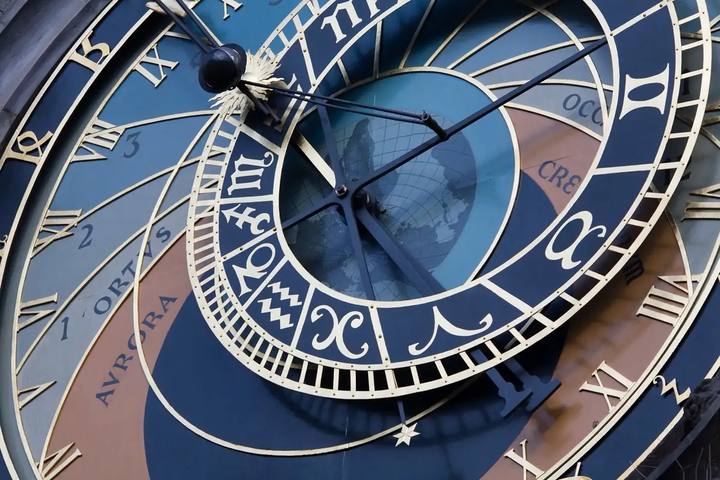 La esfera azul y dorada del reloj astronómico de Praga, con los signos del zodiaco y los números romanos