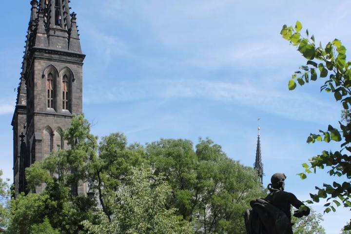 Las torres neogóticas de la basílica de San Pedro y San Pablo de Vyšehrad entre los árboles