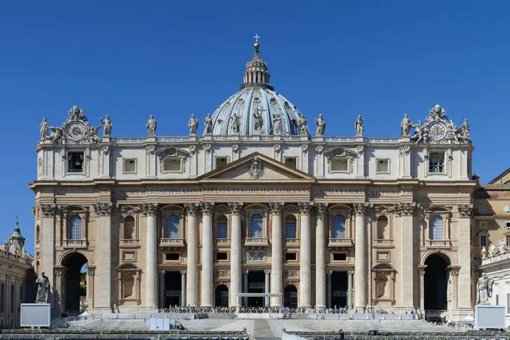 Fachada de la basílica de San Pedro del Vaticano con su gran cúpula y las estatuas de los apóstoles bajo un cielo despejado
