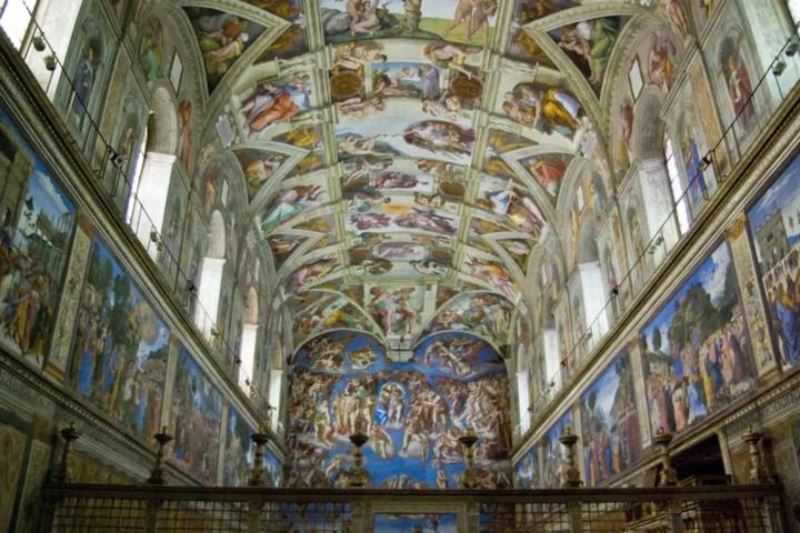 Interior de la Capilla Sixtina con la bóveda pintada por Miguel Ángel y el Juicio Final al fondo de la sala
