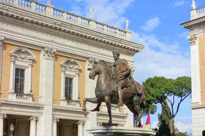 Estatua ecuestre de Marco Aurelio en la plaza del Campidoglio, delante del palacio que alberga los Museos Capitolinos