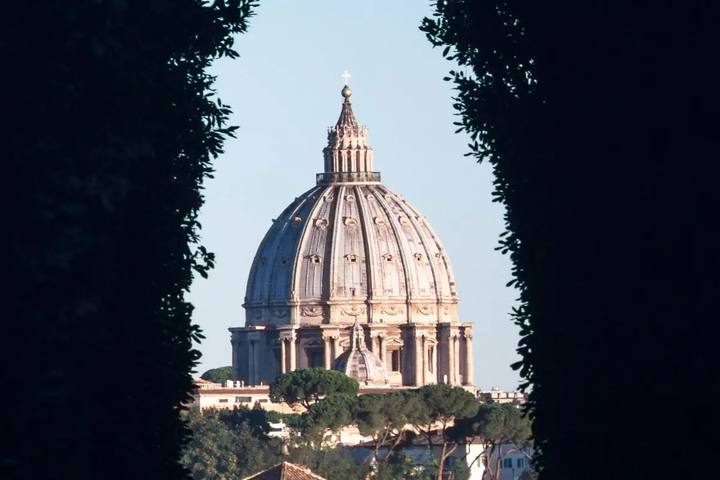 La cúpula de San Pedro vista de día a través del ojo de la cerradura del Priorato de Malta, enmarcada por los setos del jardín