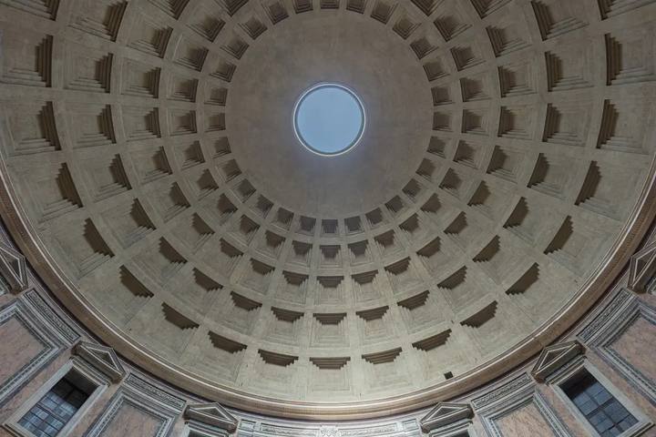 Cúpula del Panteón de Roma vista desde dentro, con sus casetones de piedra y el óculo abierto al cielo en el centro