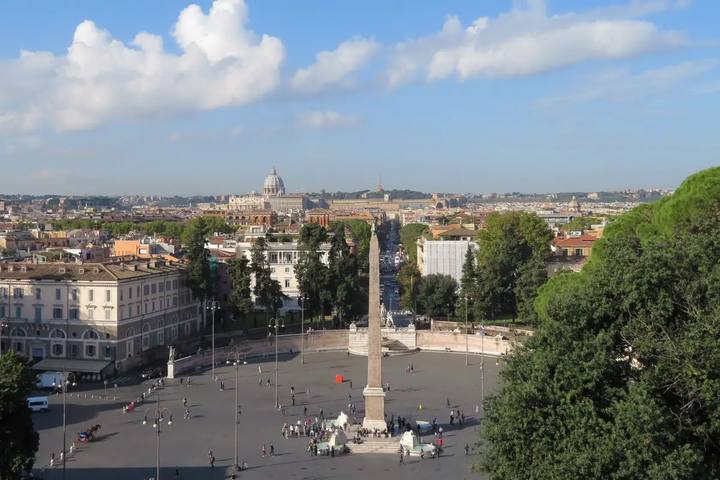 Vista desde la terraza del Pincio sobre la Piazza del Popolo y su obelisco, con la cúpula de San Pedro en el horizonte