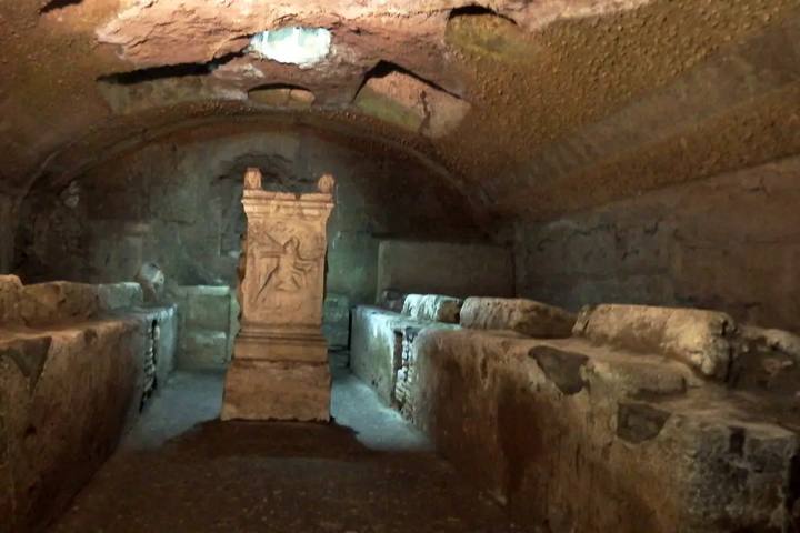 Mitreo romano en el subsuelo de la basílica de San Clemente, con el altar de Mitra y los bancos de piedra en una sala abovedada