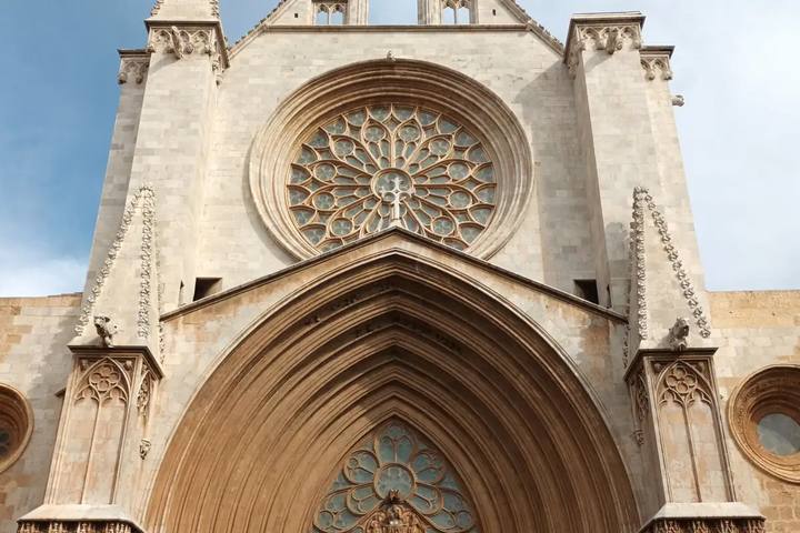 Fachada gótica de la catedral de Tarragona con su gran rosetón y el arco apuntado de la portada principal