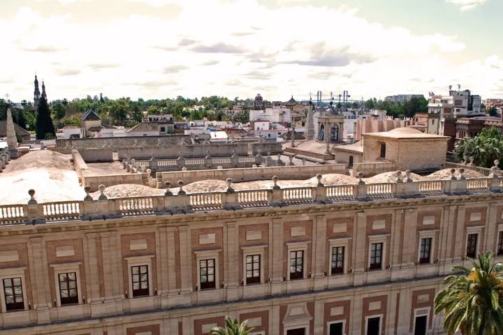 Fachada y azotea del Archivo General de Indias vistas desde lo alto de la Giralda