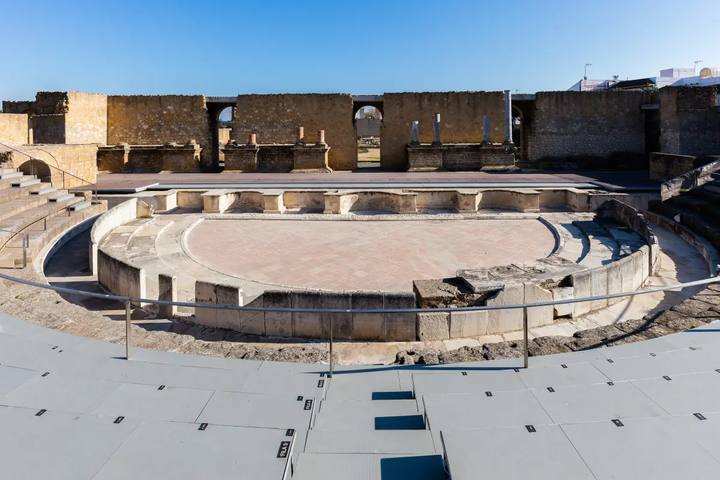 Teatro romano de Itálica, en Santiponce, con su orquesta, escena y gradas bajo el cielo azul