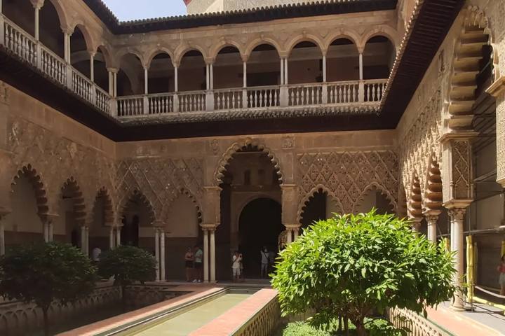 Patio de las Doncellas del Real Alcázar de Sevilla, con su alberca central, naranjos y arcos mudéjares