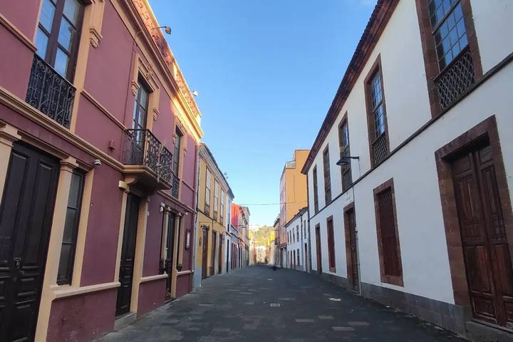 Calle Bencomo de La Laguna, peatonal, con casas coloniales de colores, balcones de hierro y ventanas de madera
