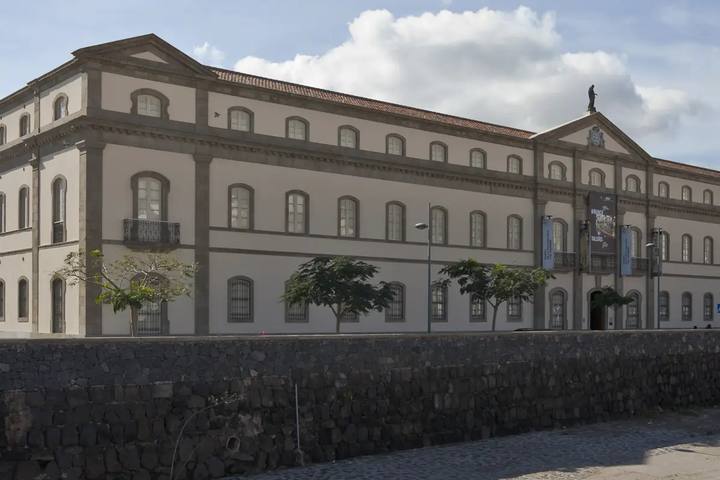 Fachada neoclásica del antiguo Hospital Civil de Santa Cruz de Tenerife, sede del Museo de Naturaleza y Arqueología