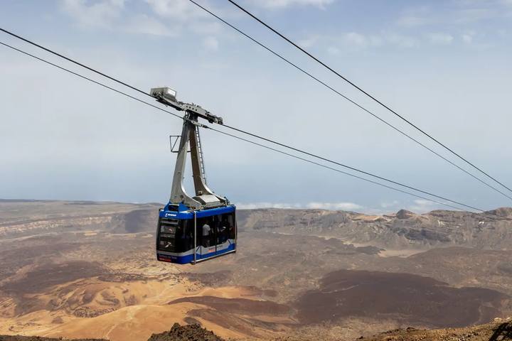 Cabina azul del Teleférico del Teide suspendida de los cables sobre la caldera de Las Cañadas