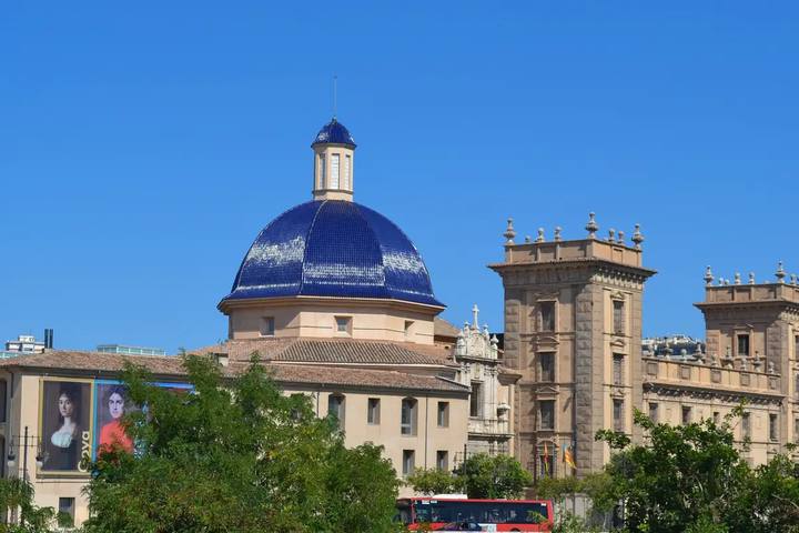 Cúpula de tejas azules y torres del Museo de Bellas Artes San Pío V de Valencia vistas desde el jardín del Turia
